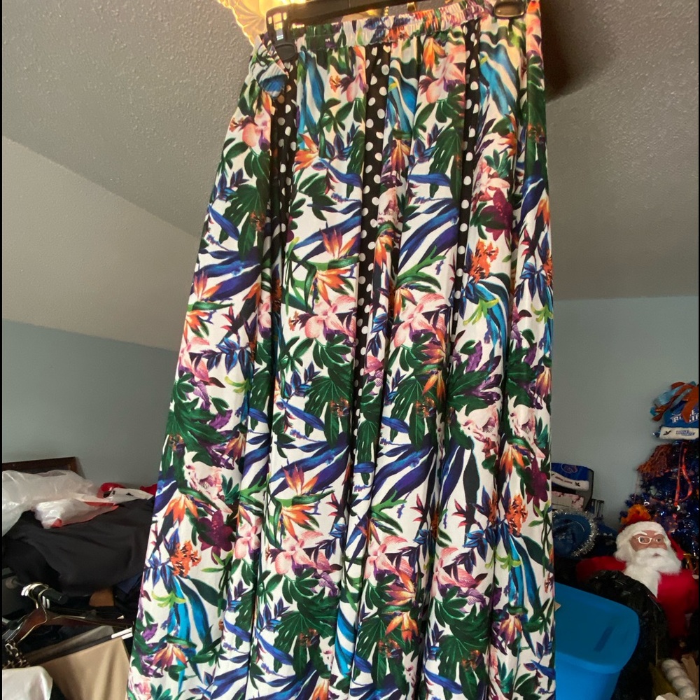 Long Skirt Size Large. Like New Condition